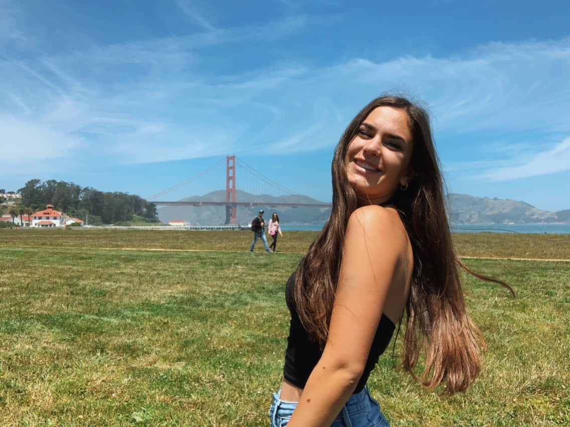 files/beautiful-woman-with-random-people-in-background-roumbpovzh5jzxj5_1.jpg